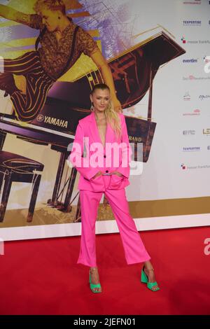 22. Juni 2022, Hessen, Frankfurt/M.: Sängerin Leony geht vor dem Start der Live Entertainment Award-Verleihung auf den roten Teppich. Foto: Thomas Frey/dpa Stockfoto