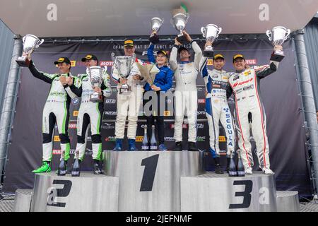 Podium, 161 CARRIERE Christophe, DUMAINE Dider, AGS Event, Aston Martin Vantage AMR GT4, 76 REDELE Jean-Charles, COUBARD Laurent, Bodemer Auto, Alpine A110 GT4, 110 LEVY David, DELOMIER Gwenael, CMR, Alpine A110 GT4, Portrait während des 3.. Rennens des Championnat de France FFSA GT 2022, vom 24. Bis 26. Juni auf dem Circuit d’Albi in Albi, Frankreich - Foto Damien Doumergue / DPPI Stockfoto