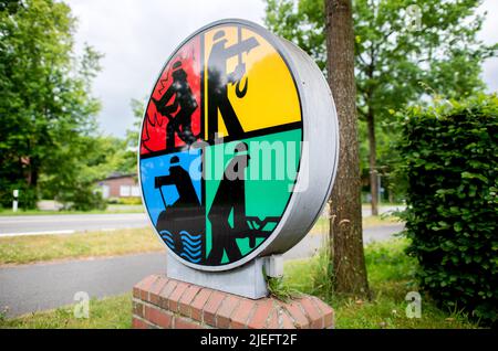 Bad Zwischenahn, Deutschland. 24.. Juni 2022. Das Logo der Feuerwehr steht vor der Station einer Freiwilligen Feuerwehr im Landkreis Ofen. Quelle: Hauke-Christian Dittrich/dpa/Alamy Live News Stockfoto