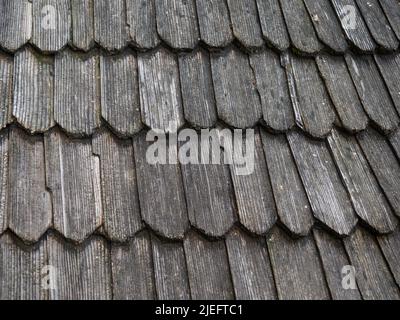 Altes Holz Schindeldach mit rauer Oberfläche Stockfoto