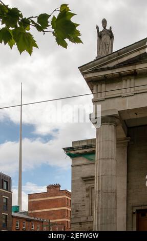 Dublin, Irland. Eine Skulptur auf dem Dach der St. Mary's Pro-Cathedral und des Spire of Dublin in der Ferne Stockfoto