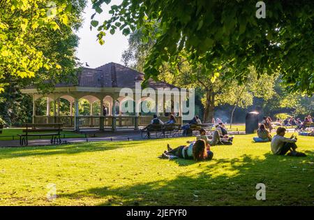 Dublin, Irland - 3. Juni 2022: Entspannung im St. Stephen's Green Park in Dublin, Irland Stockfoto