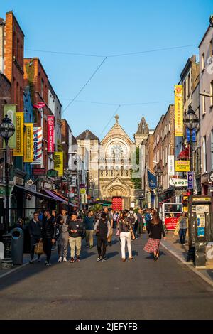 Dublin, Irland - 3. Juni 2022: Geschäftiges Alltagsleben von Touristen und Stadtbewohnern in Dublin, Irland. Stockfoto