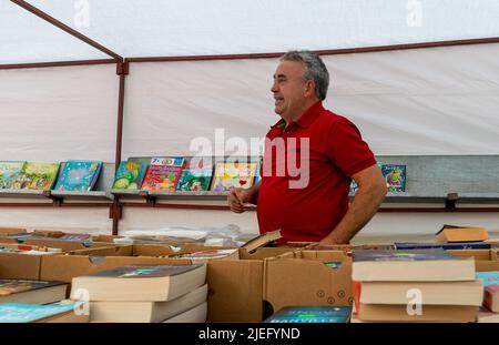 Limerick, Irland - 4. Juni 2022: Ein Mann verkauft Bücher auf dem Milchmarkt in Limerick, Irland. Stockfoto