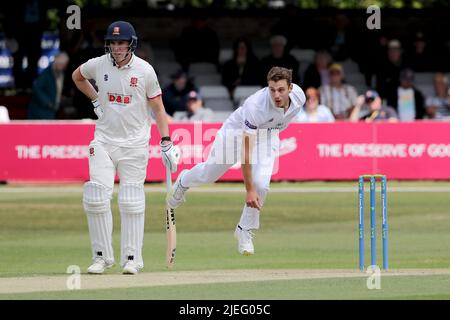 Brad Wheal in Bowling-Action für Hampshire während Essex CCC gegen Hampshire CCC, LV Insurance County Championship Division 1 Cricket im Cloud County Stockfoto