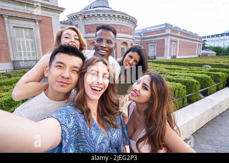 Gruppe multiethnischer Freunde, die die Kamera betrachten und lächeln, während sie gemeinsam im Freien ein Selfie machen. Freundschaftskonzept. Stockfoto