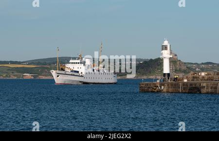 Cornwall, England, Großbritannien. 2022. Passagierfähre vor der Küste Cornichs nähert sich dem Hafen von Penzance, von St. Marys, Scilly Isles, Cornwall. Stockfoto