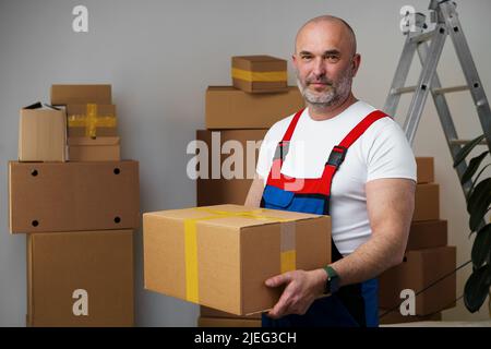 Mann im mittleren Alter in uniformem Karton, Porträt Stockfoto