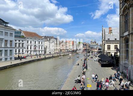 Blick auf die Uferpromenade Korenlei mit schönen alten Gebäuden, in Gent, Belgien Stockfoto