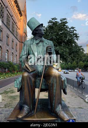 Bronzestatue von Hans Christian Andersen auf dem Rathausplatz. Der große dänische Autor hält ein Buch. Es wurde 1965 von Henry Luckow-Nielsen hergestellt Stockfoto