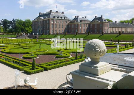 Der königliche Palast „Het Loo“ aus der Sicht der Gärten in Apeldoorn, Niederlande Stockfoto