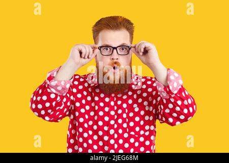 Lustige fette Mann in einer Brille Blick auf etwas mit überrascht erstaunt Gesichtsausdruck erstaunt Stockfoto