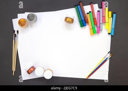 Farben, Pinsel, Filzstifte zum Zeichnen mit weißem Papier. Bildungskonzept, zurück zur Schule. Speicherplatz kopieren Stockfoto