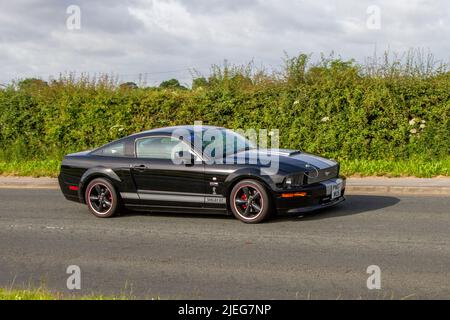 Black Shelby Hochleistungs-GT Ford Mustang; auf dem Weg zum Hoghton Tower für das Supercar Summer Showtime Car Meet, das von Great British Motor Shows in Preston, Großbritannien organisiert wird Stockfoto