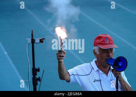 Startpistole wird abgefeuert. Hand feuern eine Waffe für den Start Rennen. Mailand, Italien - Juni 2022 Stockfoto