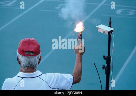 Startpistole wird abgefeuert. Hand feuern eine Waffe für den Start Rennen. Mailand, Italien - Juni 2022 Stockfoto