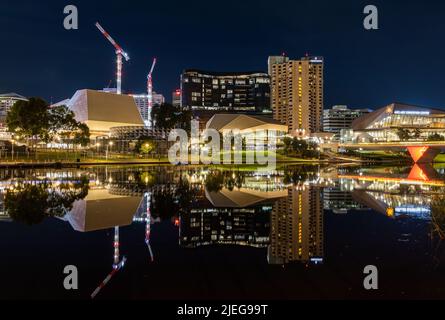 nachtansicht der CBD-Stadt von Adelaide mit Reflexionen im Fluss Torrens, aufgenommen am 21. 2022. März Stockfoto