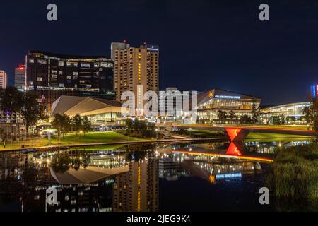 nachtansicht der CBD-Stadt von Adelaide mit Reflexionen im Fluss Torrens, aufgenommen am 21. 2022. März Stockfoto