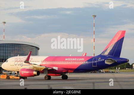 Otopeni, Rumänien - 26. Juni 2022: Wizzair-Flugzeug auf dem Flughafen Henri Coanda. Stockfoto