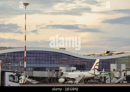 Otopeni, Rumänien - 26. Juni 2022: Aegean Airline Flugzeug auf dem Henri Coanda Airport. Stockfoto