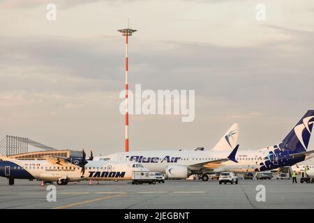 Otopeni, Rumänien - 26. Juni 2022: Flugzeug der Fluggesellschaften Tarom und Blue Air auf dem Flughafen Henri Coanda. Stockfoto