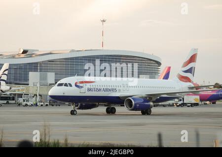 Otopeni, Rumänien - 26. Juni 2022: British Airways-Flugzeug auf dem Henri Coanda Airport. Stockfoto