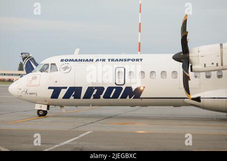 Otopeni, Rumänien - 26. Juni 2022: Tarom-Flugzeug auf dem Henri Coanda Airport. Stockfoto
