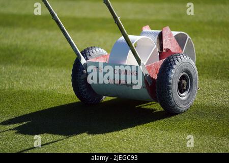 Eine Linie Marking Maschinen auf dem Platz zehn vor dem Tag einer der 2022 Wimbledon Championships im All England Lawn Tennis und Croquet Club, Wimbledon. Bilddatum: Montag, 27. Juni 2022. Stockfoto