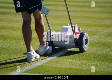 Eine Linie Marking Maschinen auf dem Platz zehn vor dem Tag einer der 2022 Wimbledon Championships im All England Lawn Tennis und Croquet Club, Wimbledon. Bilddatum: Montag, 27. Juni 2022. Stockfoto