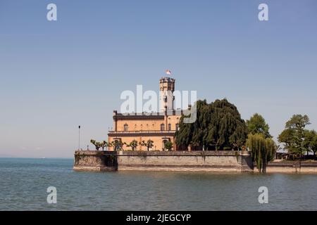 Am See Blick auf Schloss Montfort in Langenargen am Bodensee, Baden-Württemberg, Deutschland. Stockfoto