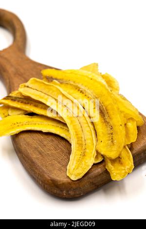 Getrocknete Bananenscheiben. Geschnittene getrocknete Banane isoliert auf weißem Hintergrund. Sonnengetrocknete Früchte. Nahaufnahme Stockfoto