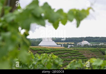 Stuttgart, Deutschland. 27.. Juni 2022. Kernkraftwerk Neckarwestheim. Angesichts des Kriegs in der Ukraine und drohender Gasknappheit wird über einen Ausstieg aus dem deutschen Atomausstieg diskutiert. Im Rahmen des deutschen Atomausstiegs sollen bis Ende 2022 alle Kernkraftwerke in Deutschland stillgelegt werden, darunter Neckarwestheim 2 als eines der letzten drei noch aktiven Kernkraftwerke. Quelle: Bernd Weißbrod/dpa/Alamy Live News Stockfoto