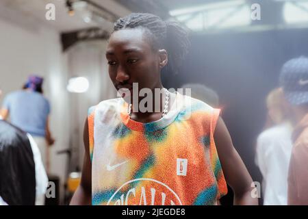 Private Happening von Stephane Ashpool, Rue Cave, Paris, Frankreich am 25. Juni 2022. Musik, Show für die Capsule Kollektion, während der Paris Menswear Fashion Week. Foto von Lea Rener/ABACAPRESS.COM Stockfoto