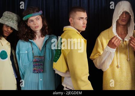 Private Happening von Stephane Ashpool, Rue Cave, Paris, Frankreich am 25. Juni 2022. Musik, Show für die Capsule Kollektion, während der Paris Menswear Fashion Week. Foto von Lea Rener/ABACAPRESS.COM Stockfoto