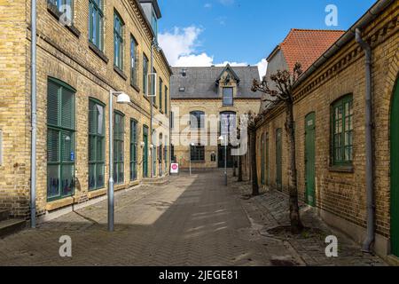 Der Gebäudekomplex von Tobaksgården war früher eine Tabakfabrik. Heute ist es ein Kultur- und Treffpunkt für gutes Essen. Assens Stockfoto