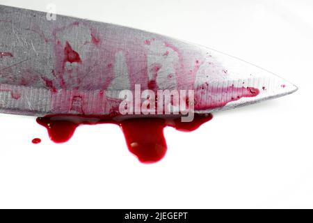 Messer mit Blut verschmiert und immer noch tropfend. Isoliert auf weißem Hintergrund. Stockfoto