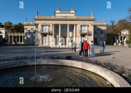 Warschau, Polen - 8. Oktober 2021: Palast auf der Insel und Brunnen im Royal Lazienki Park, neoklassische Architektur, Wahrzeichen der Stadt. Stockfoto