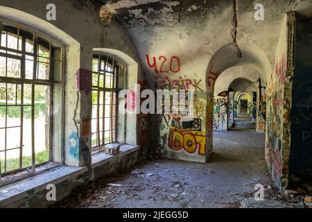 Warschau, Polen - 17. Mai 2022: Festung Bema im Inneren, 19.. Jahrhundert verlassene Militärgebäude zwischen 1886-90 unter dem Befehl des kaiserlichen Russlands gebaut. Stockfoto