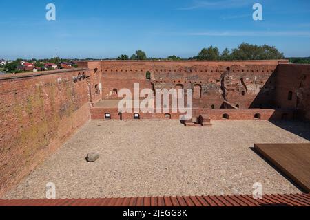 Ciechanow, Masovia, Polen - 5. Juni 2022: Mittelalterliche Burg der Masowier Herzöge, Innenhof und Mauern. Stockfoto