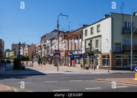 Ciechanow, Masovia, Polen - 5. Juni 2022: Skyline der Innenstadt mit der Warszawska Straße Stockfoto