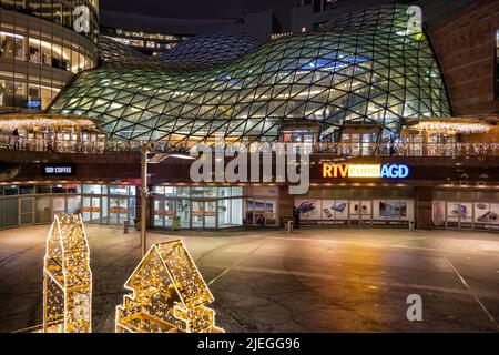 Warschau, Polen - 14. Dezember 2020: Einkaufszentrum Zlote Tarasy und Unterhaltungskomplex bei Nacht, moderne Architektur im Stadtzentrum der Hauptstadt. Stockfoto