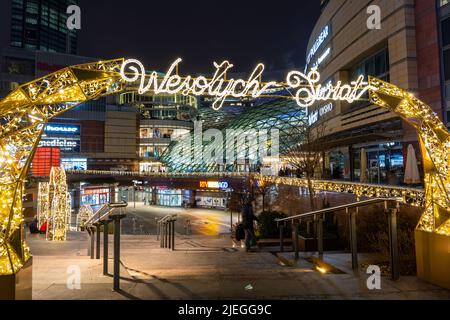 Warschau, Polen - 14. Dezember 2020: Zlote Tarasy (Goldene Terrassen) Einkaufszentrum und Unterhaltungskomplex in der Nacht in der Innenstadt während des Winters h Stockfoto