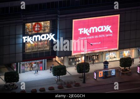 Warschau, Polen - 18. Juni 2021: TK Maxx amerikanisches Kaufhaus in der Innenstadt bei Nacht, Blick von der Marszalkowska Straße. Stockfoto