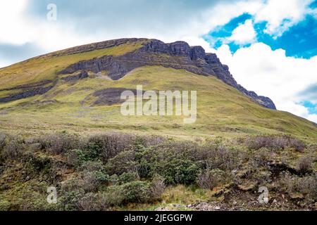 Torfschnitt zwischen Benbulbin und Benwiskin in der Grafschaft Sligo - Donegal. Stockfoto