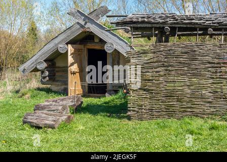 Mittelalterliche wikinger-Wohnlandschaft in sonnigem Ambiente zu Beginn des Frühlings Stockfoto