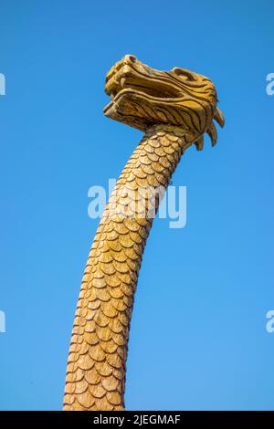 Mittelalterlicher wikinger-Drachenkopf in sonniger Atmosphäre Stockfoto