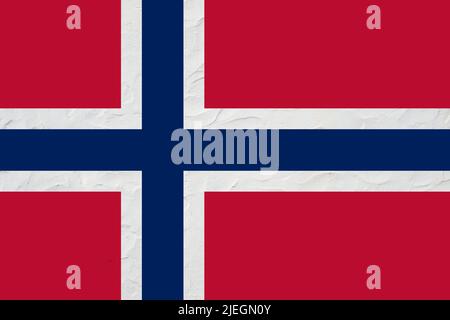 Die Nationalflagge Norwegens ist rot mit einem marineblauen skandinavischen Kreuz, das in Weiß gefbriziert ist und sich bis an die Ränder der Flagge erstreckt; der vertikale Teil der Flagge Stockfoto