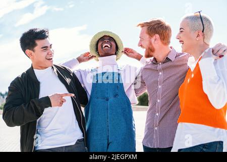 Portrait von fröhlichen jungen Freunden, die reden und lachen. Gute Laune teilen. Positive Emotionen und Humor Stockfoto