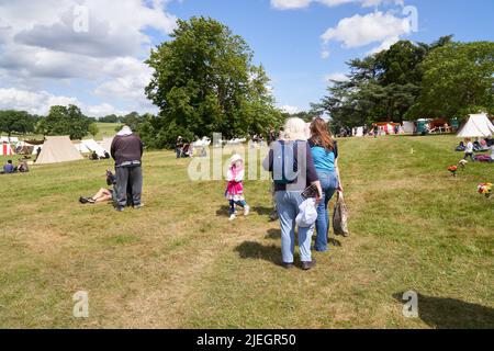 Besucher einer Wikinger-Nachstellung in Derbyshire, Großbritannien 2022 Stockfoto