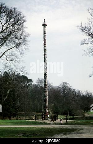 Totem Pole, Windsor Great Park, Virginia Water, england, Großbritannien September 1959 ein Geschenk des kanadischen Volkes an die Königin HM im Juni 1958 Stockfoto